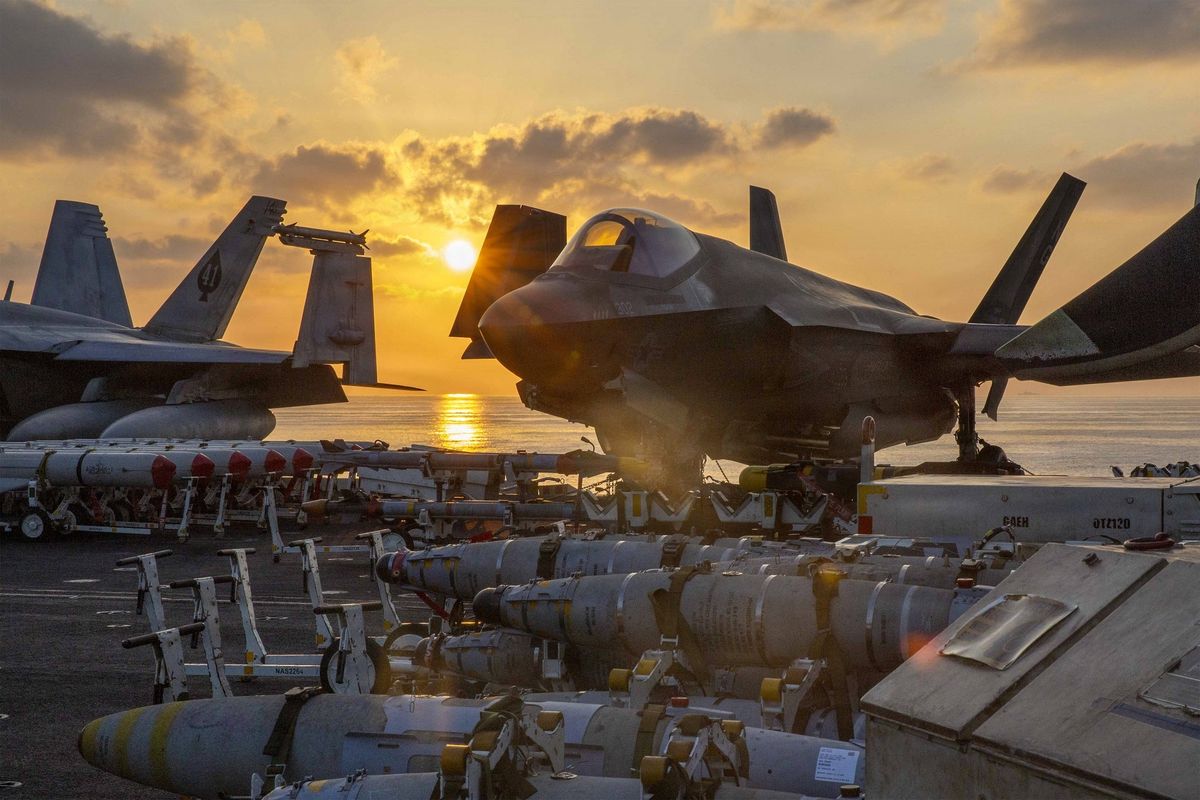 Jet tempur F-35C Lightning II Amerika Serikat saat berada di kapal induk USS Abraham Lincoln (CVN 72) dalam rangka mendukung Operation Epic Fury untuk menyerang Iran pada 2 Maret 2026.