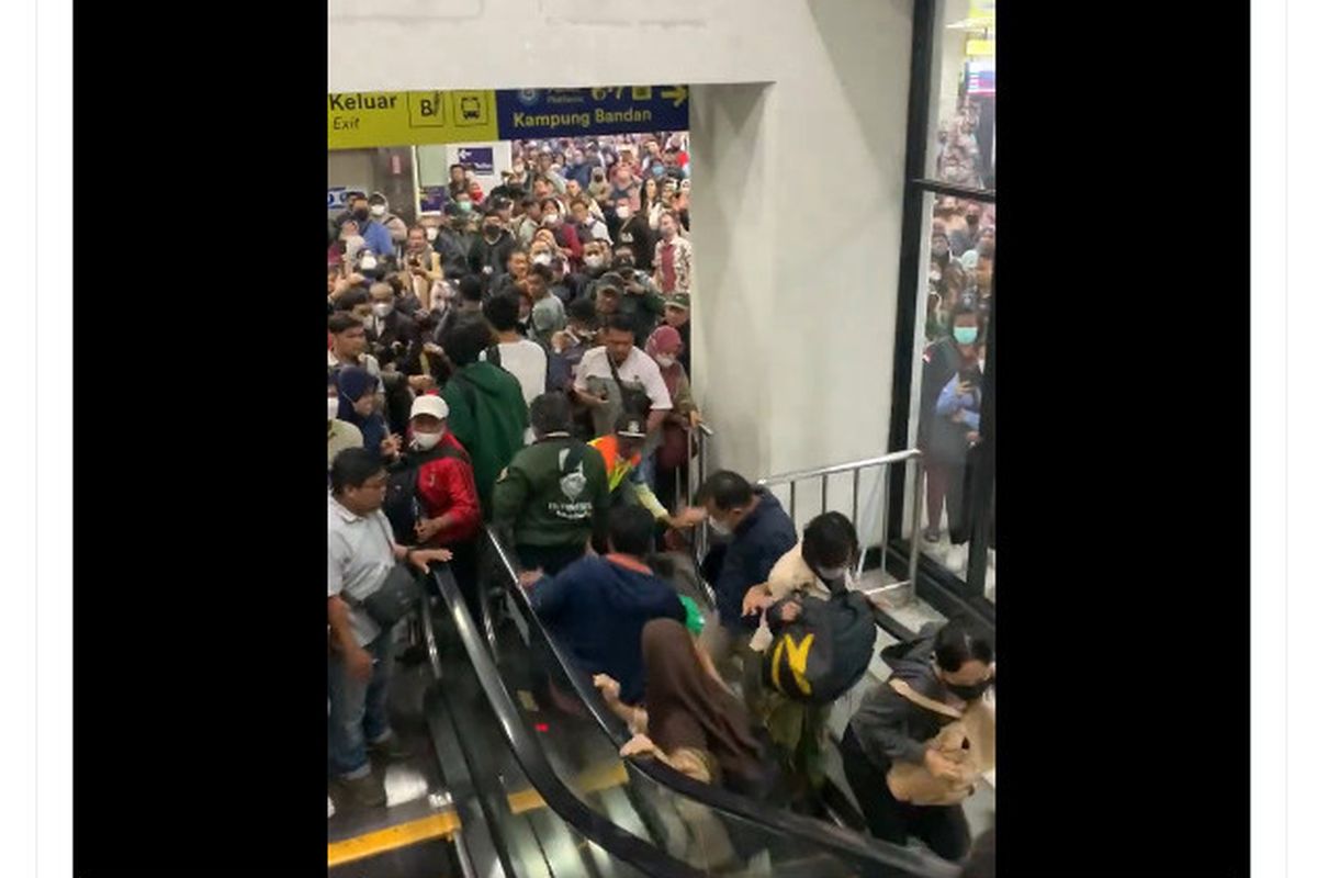 Tangkapan layar video pengguna eskalator di Stasiun Manggarai, Jakarta bertabrakan dan berjatuhan