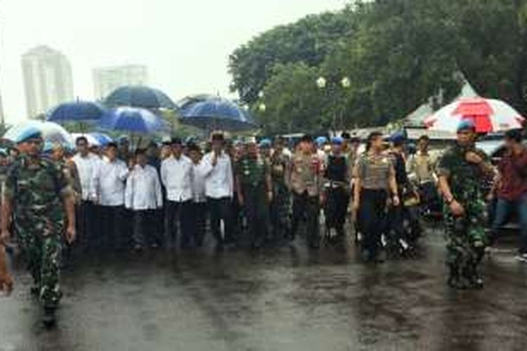 Presiden Jokowi dan Wakil Presiden Jusuf Kalla menuju Lapangan Monas untuk melaksanakan Shalat Jumat bersama massa doa bersama.