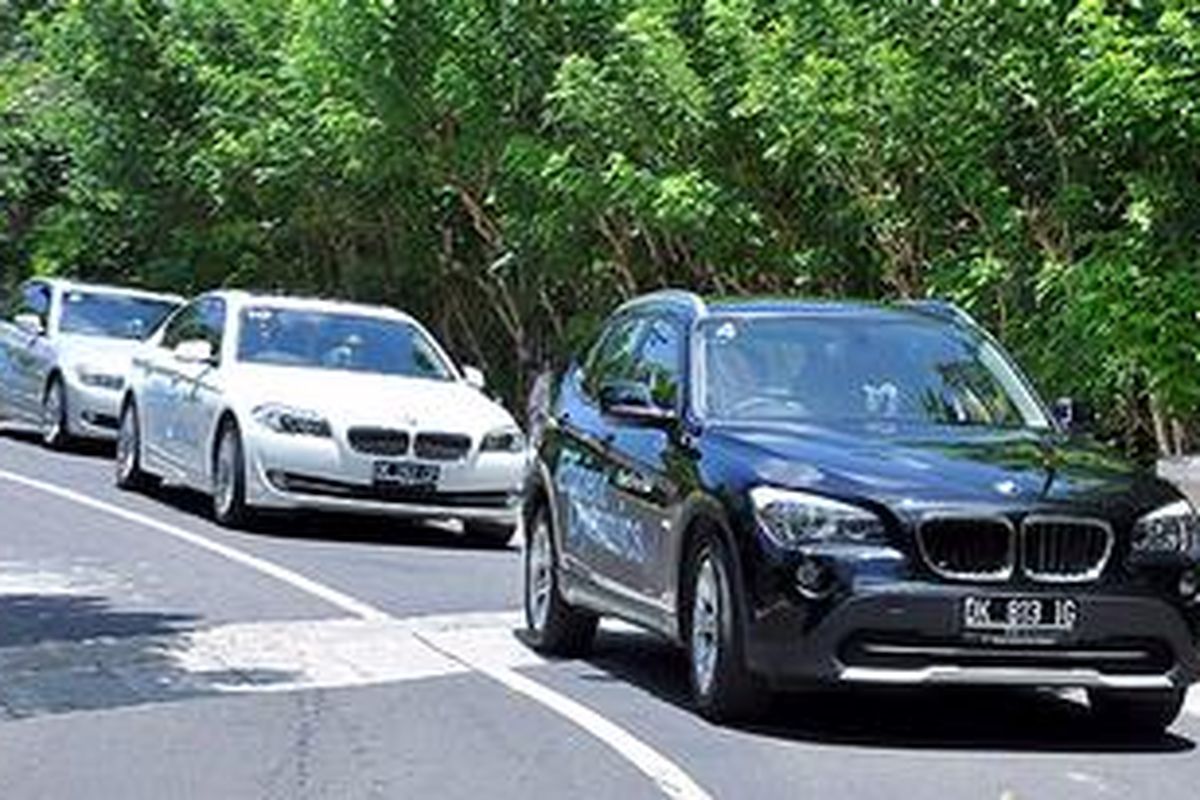 Para wartawan menerapkan cara mengemudi irit bahan bakar