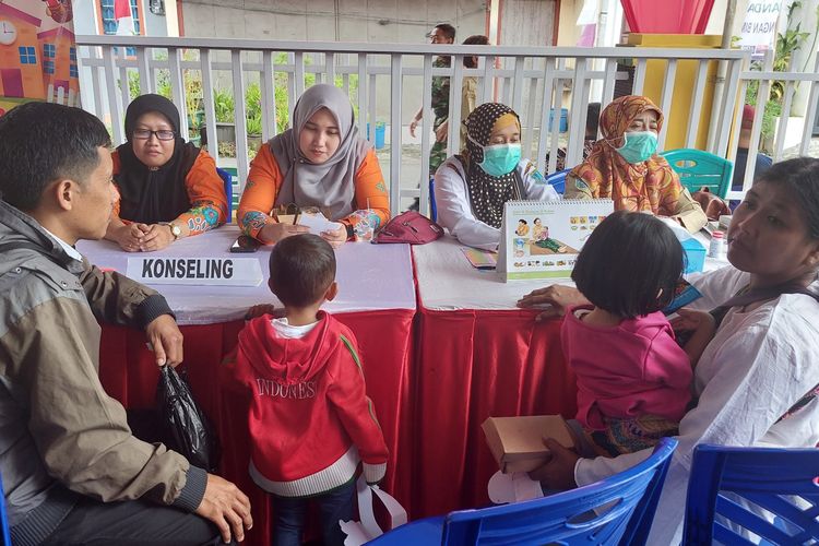 Warga Kalicacing Kecamatan Sidomukti Kota Salatiga rajin memeriksakan kesehatan anaknya agar tak stunting