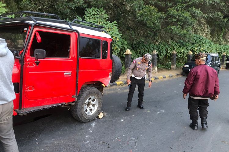 Jip wisata yang terperosok ke jurang usai dievakuasi di kawasan Gunung Bromo, Jawa Timur, Minggu (25/6/2023)