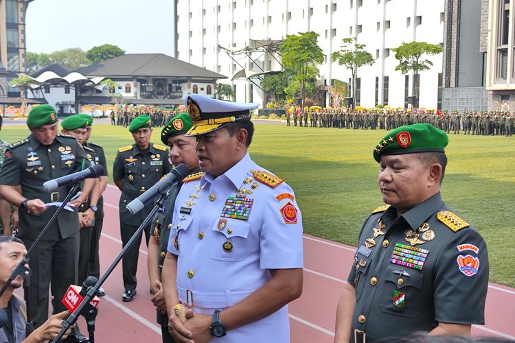 Panglima TNI Laksamana Yudo Margono usai memimpin serah terima jabatan (sertijab) Kepala Staf TNI AD (KSAD) di lapangan Mabesad, Jakarta Pusat, Jumat (27/10/2023).