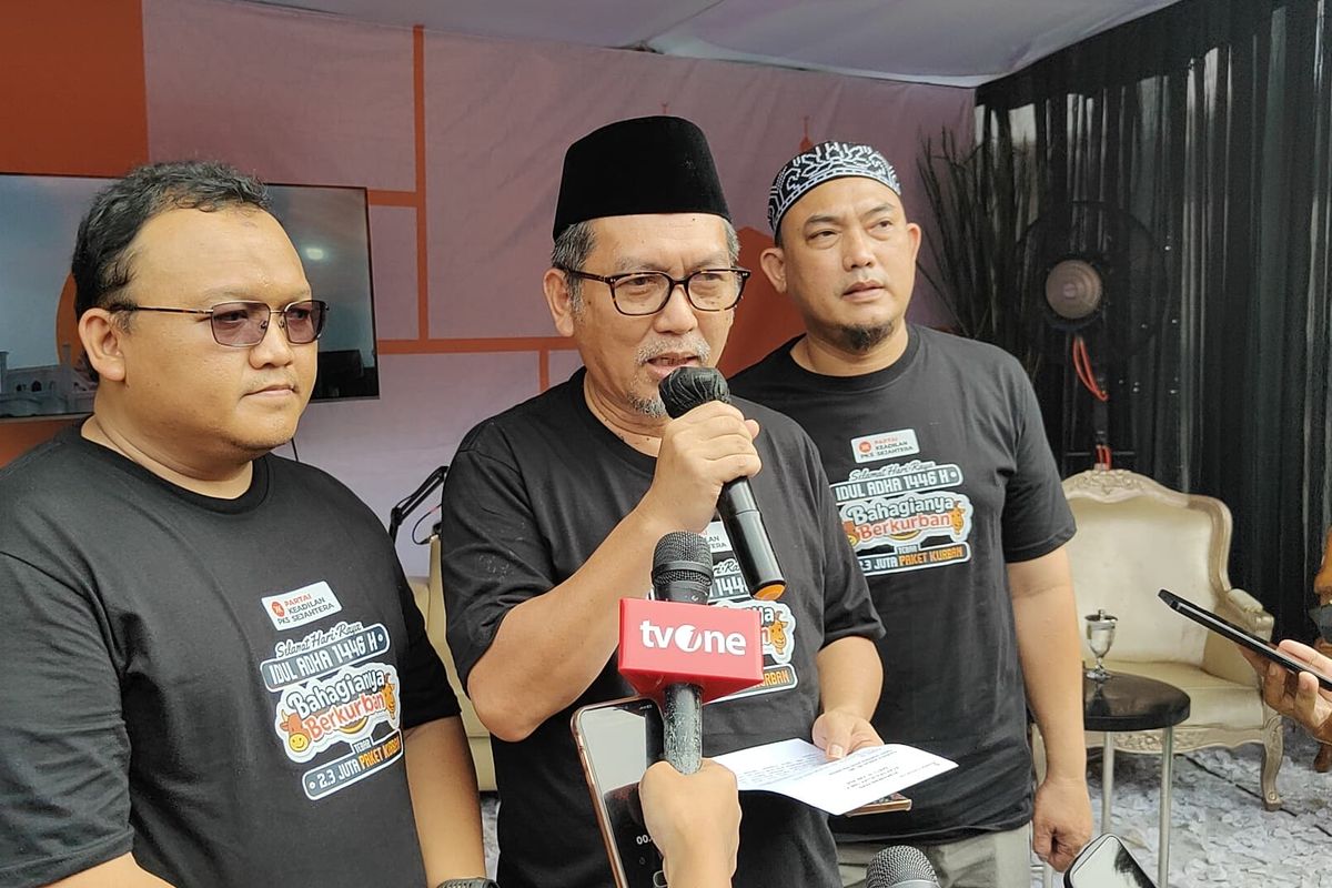 Presiden Partai Keadilan Sejahtera (PKS) AL Muzzammil Yusuf ditemui di Kantor DPTP PKS, Jakarta Selatan, Sabtu (7/6/2025).
