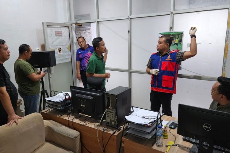 Direktorat Reserse dan Kriminal Khusus (Ditreskrimsus) Polda Bengkulu menggeledah tiga kantor di jajaran Kemenrerian Perhubungan di Provinsi Bengkulu imbas tiga stafnya terkena Operasi Tangkap Tangan (OTT) pada 23 Maret 2024. (Poto: Rabu 24 April 2024)