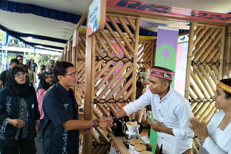Kala Sandiaga Uno Borong Kopi Manggarai dan Tenun di Ajang Kreasi Indonesia Labuan Bajo