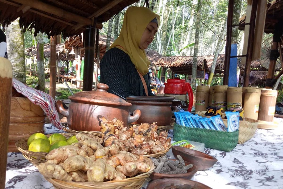 Makanan seperti sate diwul, lontong opor, gado-gado, serta gudeg bisa Anda pilih sesuai selera. Minumannya pun spesial, ada kolak setup, wedang rempah, es cao, dan minuman segar lainnya. 