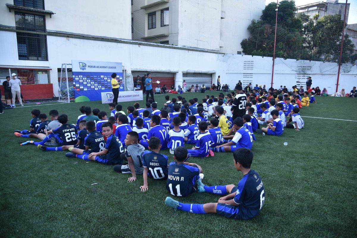 Para peserta Festival Persib Academy League sedang mendapatkan pengarahan dalam kegiatan yang berlangsung di Soccer Republic, Bandung, Rabu (11/5/2022).