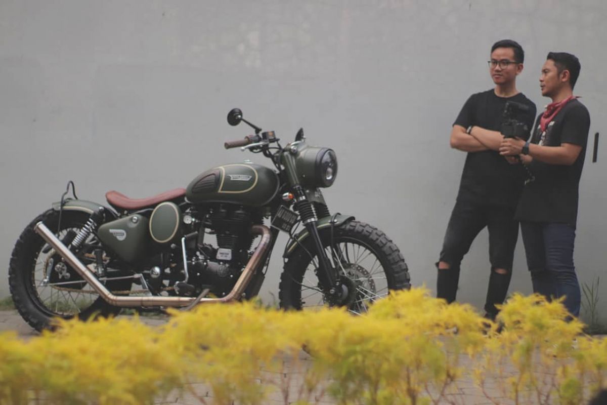 Putra sulung Presiden Joko Widodo, Gibran Rakabuming Raka (kiri) bersama dengan motor custom Royal Enfield miliknya.