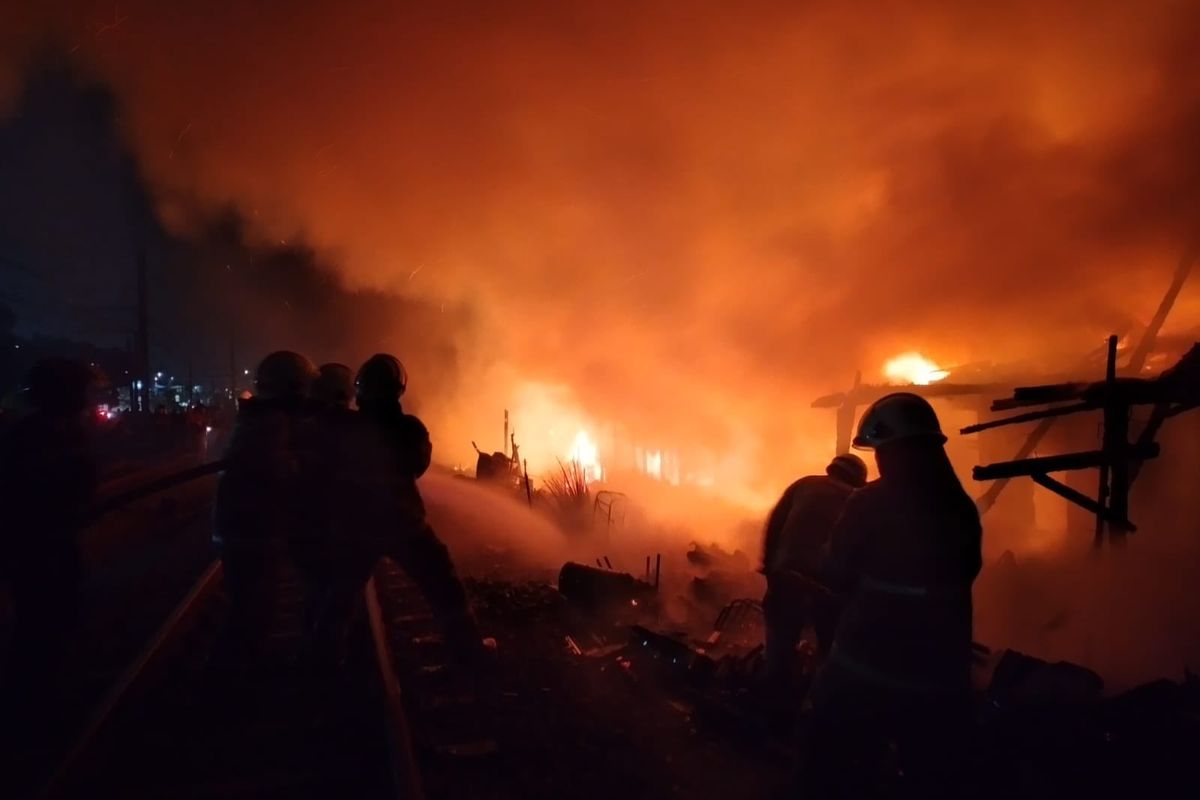 Suasana rumah di Jalan I Gusti Ngurah Rai, Klender, Jakarta Timur,  yang terbakar pada Minggu (2/7/2023) malam.