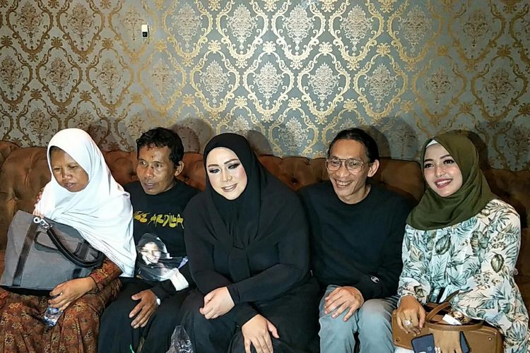 Melly Goeslaw bertemu Umar mantan ART Nike Ardilla di kawasan SCBD, Jakarta Selatan, Rabu (4/12/2019). Di dalamnya terlihat pula Anto Hoed 