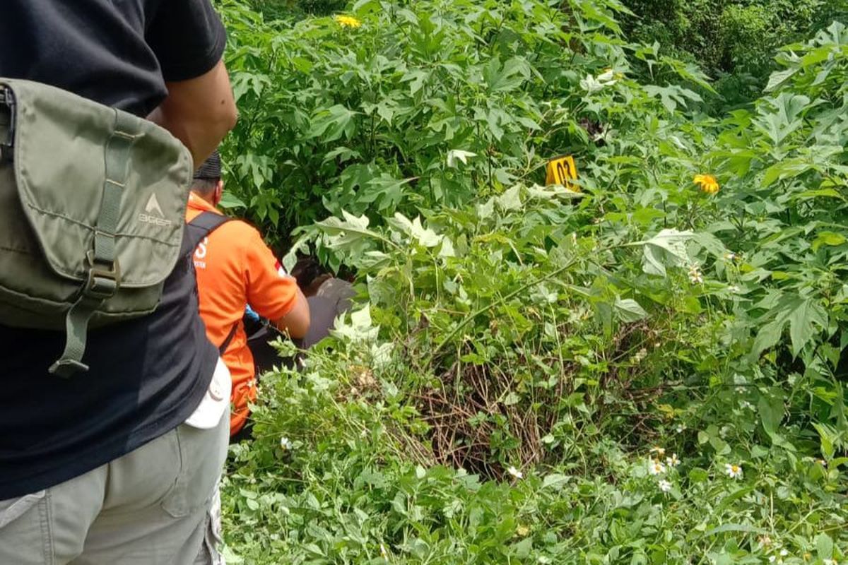 Petugas melakukan evakuasi sosok jenazah laki-laki di Jalur Cangar atau jalur alternatif Kota Batu - Kabupaten Mojokerto, di Desa Pacet, Kecamatan Pacet, Kabupaten Mojokerto, Jawa Timur, Selasa (22/11/2022).