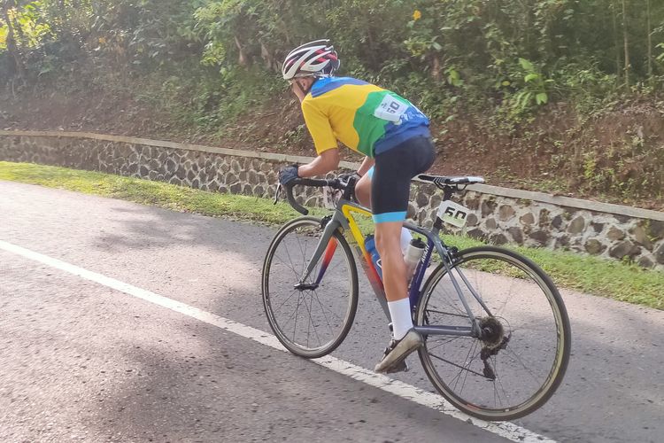 Salah satu peserta Cycling De Jabar 2022 saat melalui Tanjakan Ciletuh, Sukabumi, Jawa Barat, Sabtu (27/8/2022).