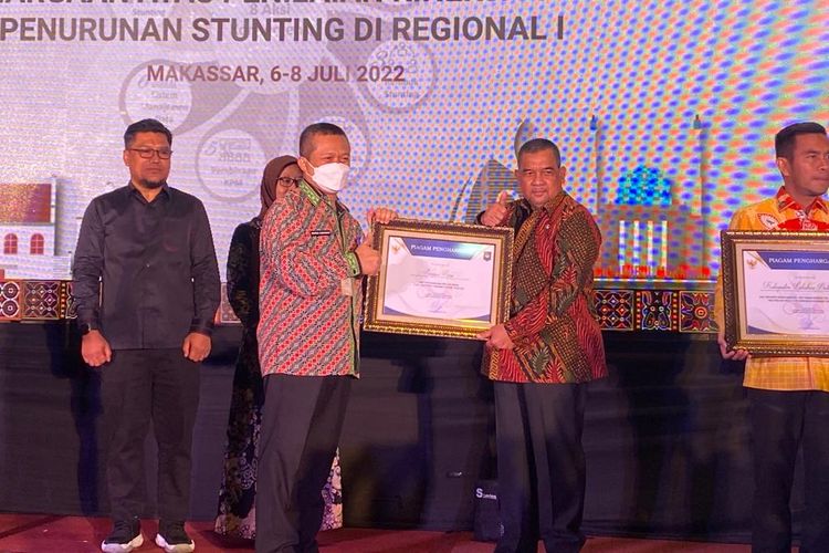 Wakil Gubernur Riau (Wagubri) Edy Natar Nasution menerima penghargaanhasil penilaian kinerja 8 aksi konvergensi penurunan stunting pada wilayah Regional I dari Kementerian Dalam Negeri (Kemendagri) di Hotel Gammara Makassar, Kamis (7/7/2022).
