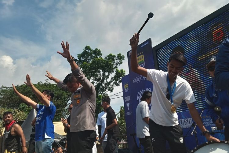 Kakang dan Robi Darwis Disambut Meriah Ribuan Bobotoh di Cianjur