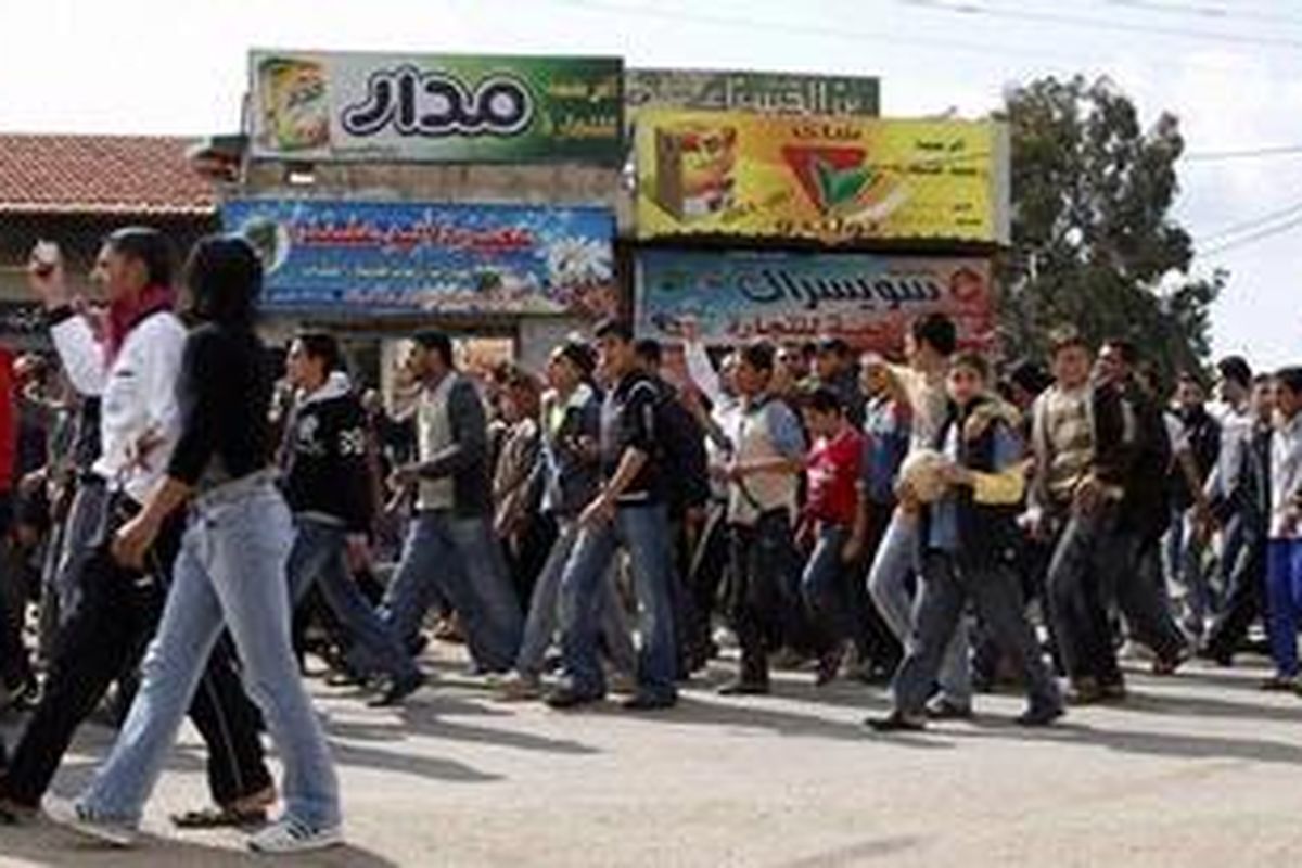 Para demonstran dari wilayah Sheikh Maskeen, bagian selatan Suriah, menuju Kota Daraa untuk mendukung demonstrasi menumbangkan Presiden Bashar al-Assad yang juga anak presiden sebelumnnya, 25 Maret 2011.