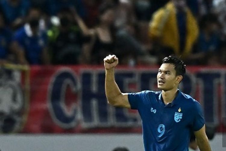 Pemain Thailand, Adisak Kraisorn, saat merayakan golnya ke gawang Malaysia dalam semifinal Piala AFF 2022. Laga semifinal leg kedua Thailand vs Malaysia yang dimenangi Gajah Perang 3-0 digelar di Stadion Thammasat pada 10 Januari 2023. Hasil itu membuat Thailand akan menantang Vietnam dalam final Piala AFF 2022.(Photo by Lillian SUWANRUMPHA / AFP)