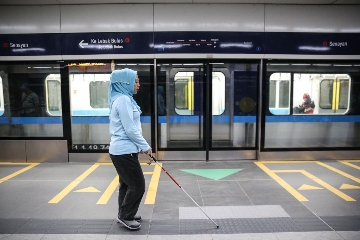 Penyandang disabilitas yang tergabung dalam Jakarta Barier Free Tourism atau JBFT mengikuti uji coba publik pengoperasian MRT di Stasiun Bundaran HI, Jakarta Pusat, Sabtu (16/3/2019). Penyandang disabilitas yang mengikuti uji coba MRT terdiri dari berbagai ragam disabilitas. Mulai dari pengguna kursi roda, tunanetra, insan tuli dan ragam disabilitas lainnya.