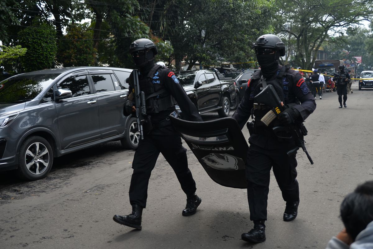 Anggota Brimob berjaga di kawasan Astanaanyar, Bandung, Jawa Barat, Rabu (7/12/2022). Penjagaan ketat tersebut akibat adanya ledakan yang diduga bom bunuh diri di Kantor Polsek Astanaanyar, Kota Bandung. ANTARA FOTO/Raisan Al Farisi/agr/aww.