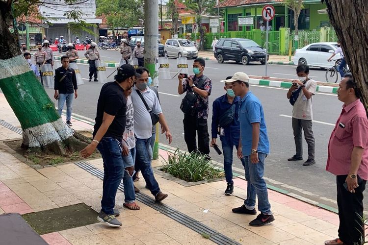 2 peserta demo pemilihan Cawabup Pamekasan pengganti antar waktu di kantor DPRD Pamekasan pada Selasa (28/3/2022) diamankan oleh polisi karena menerobos masuk ke kantor DPRD Pamekasan.