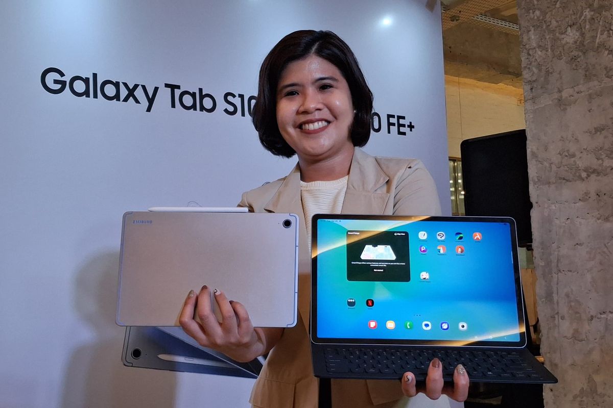 MX Product Marketing Senior Manager Samsung Electronics Indonesia, Annisa Maulina, memegang Samsung Galaxy Tab S10 FE dan S10 FE Plus pada acara media session yang digelar di kawasan Gunawarman, Jakarta, Selasa (29/4/2025).