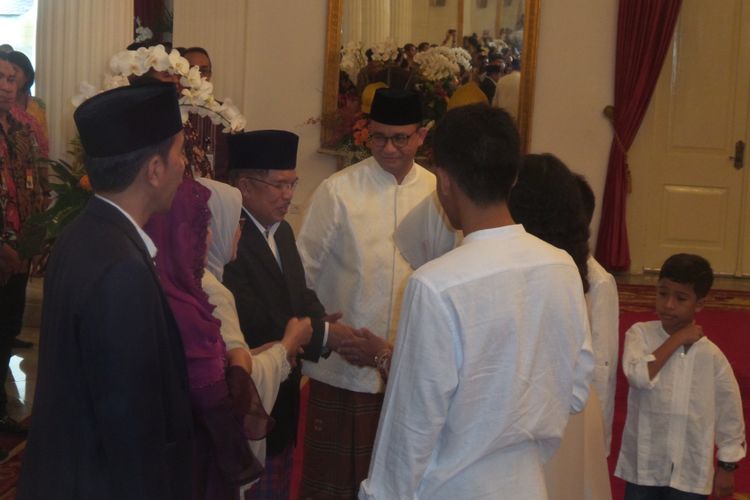 Presiden Joko Widodo dan Wakil Presiden Jusuf Kalla berbincang dengan Gubernur DKI Jakarta terpilih Anies Baswedan serta keluarganya di acara halal bihalal di Istana Negara, Jakarta, Minggu (25/6/2017).