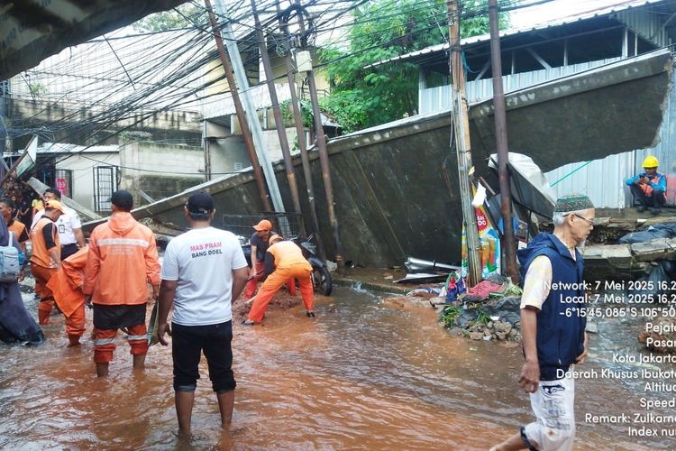 Kayu Dolken Akan Dipasang pada Tembok Roboh di Kalibata sebagai Turap Sementara