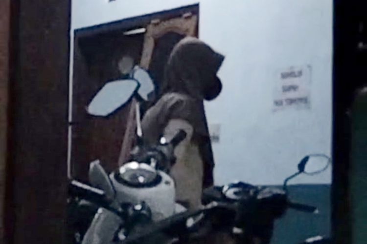 MFA saat menyamar menjadi perempuan menggunakan kerudung dan masker