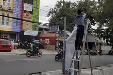 Bollard di Trotoar di Tebet Dipasangi Spanduk, Satpol PP Tertibkan