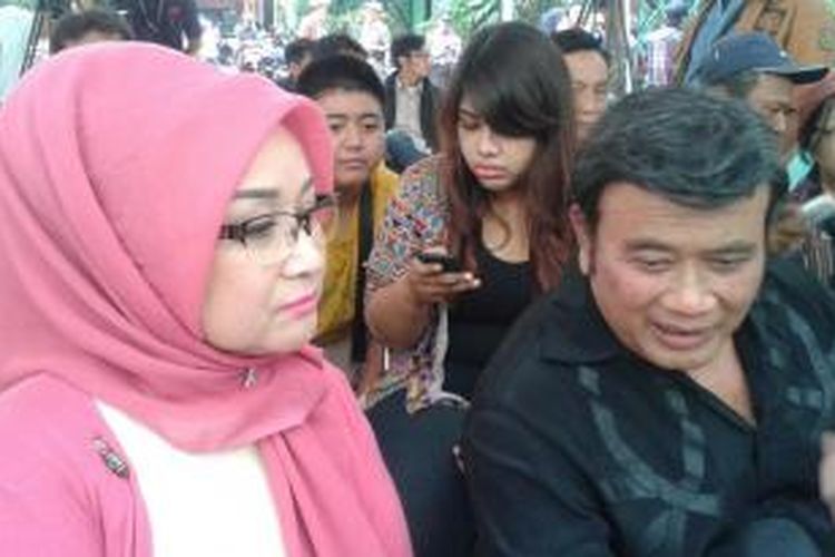 Rhoma Irama dan istrinya, Ricca Rachim , menunggu giliran menggunakan hak pilih mereka di Tempat pemungutan Suara (TPS) 40, Pela Mampang, Jakarta Selatan, Rabu (9/4/2014).