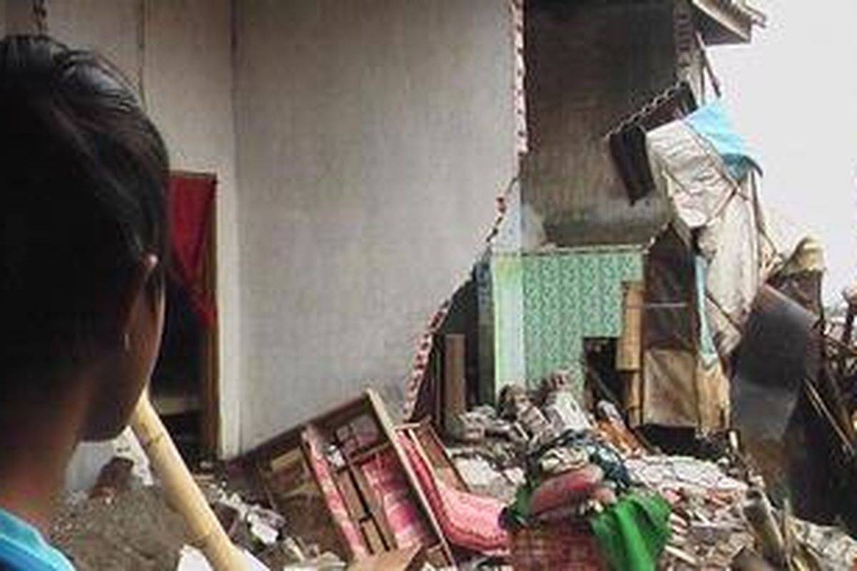 Salah satu rumah warga di desa Mlaten Kecamatan Nguling, Pasuruan, Jatim, yang ambrol usai banjir kiriman menggerus fondasi rumah, Sabtu (10/3/2012).