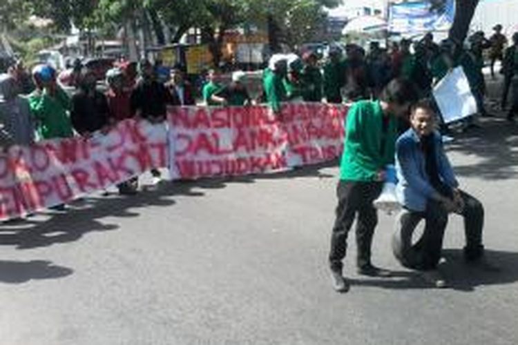 Ratusan mahasiswa melakukan aksi demonstrasi dalam peringatan hari Kebangkitan Nasional (Harkitnas) di Jl Sultan Alauddin, Makassar, Rabu (20/5/2015).