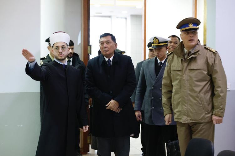 Menteri Pertahanan RI Sjafrie Sjamsoeddin mengunjungi Masjid Soeharto di Sarajevo saat melakukan kunjungan kerja ke Bosnia dan Herzegovina, Minggu (11/1/2026). 