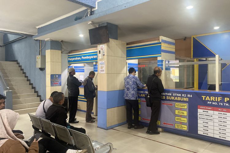 Potret aktivitas masyarakat Kota Sukabumi saat berada di Samsat untuk membayar pajak dan mengurus balik nama kendaraan bermotor. Kamis (20/3/2025)