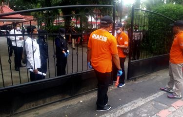 Petugas INAFIS Polda Jatim melakukan olah TKP di pintu gerbang rumah dinas Wali Kota Blitar, Senin (12/12/2022)