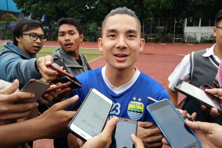 Gelandang Persib, Kim Jeffrey Kurniawan saat diwawancarai media di Gor Padjadjaran, Bandung, Senin (26/2/2018).