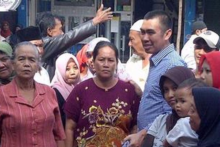 Pasangan M Anton-Sutiaji (Aji) langsung blusukan ke empat pasar di Kota Malang setelah mendapatkan nomor urut 6, Selasa (02/04/2013).