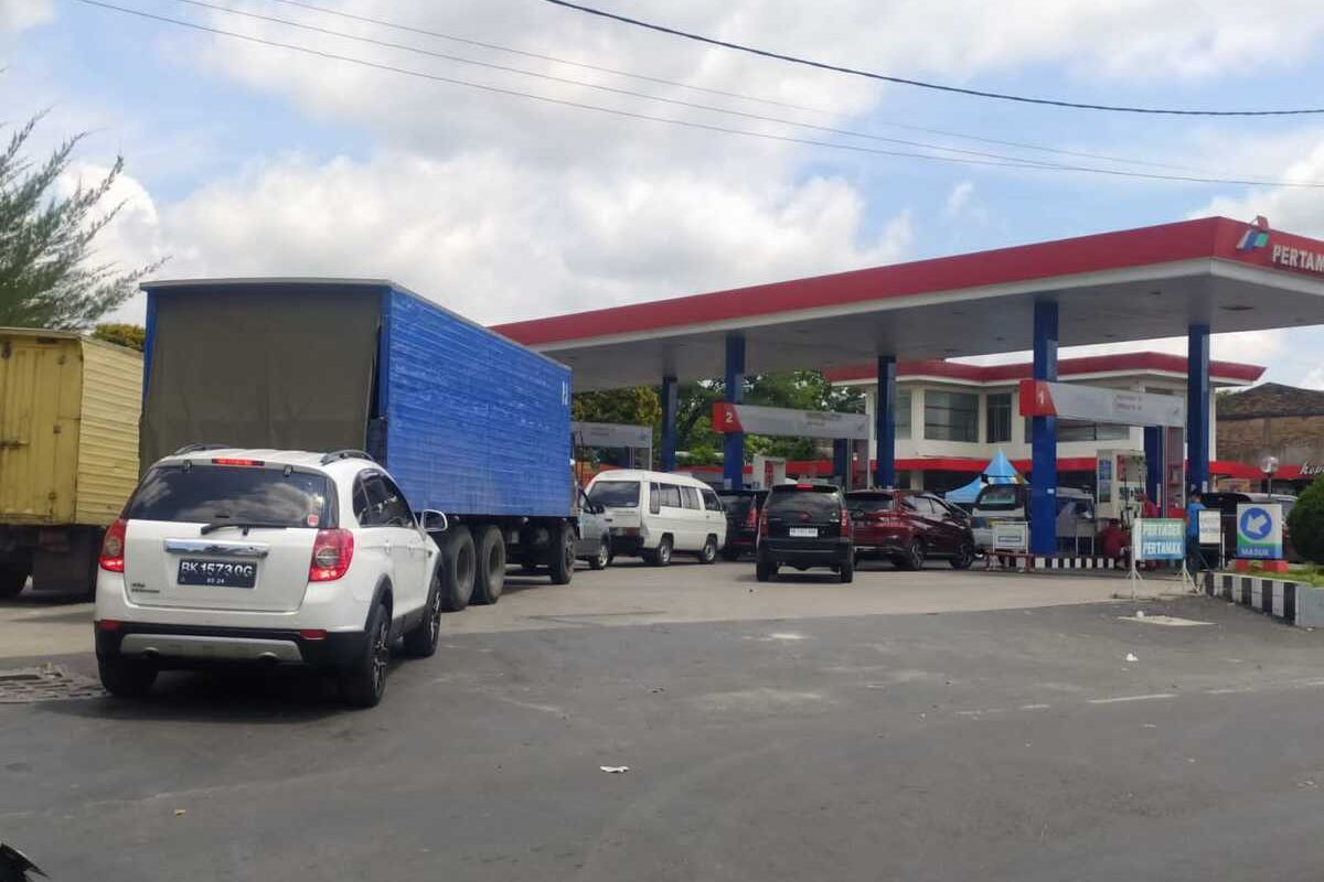 Foto: Antrian kendaraan bermotor mengisi BBM Solar di lokasi SPBU di Jalan Ahmad Yani Pematangsiantar, Rabu (24/8/2022).