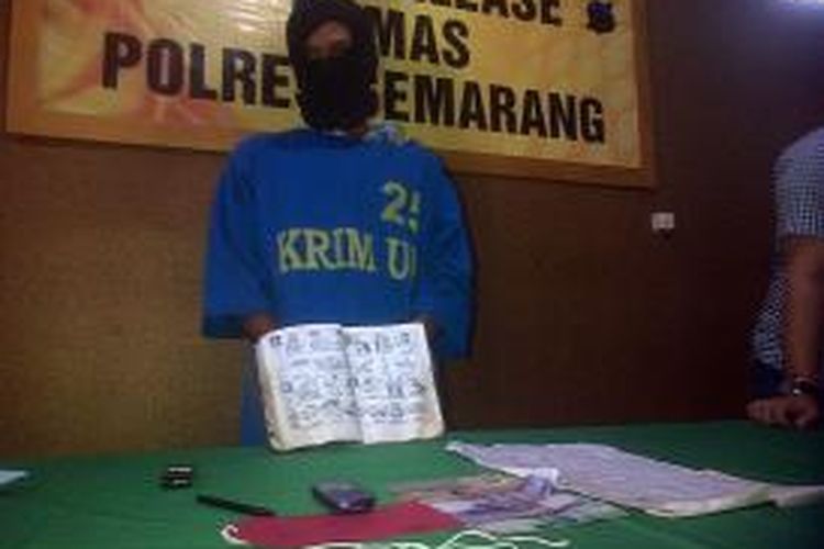  Supardi bin Suparjo (35) dusun Kintelan, desa Pasekan, Ambarawa, pengecer judi togel menunjukkan buku tafsir mimpi.