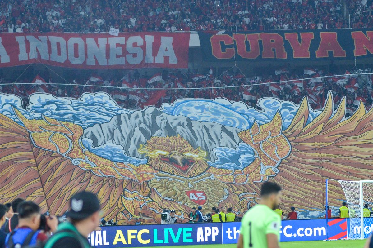 Koreo yang ditampilkan suporter Timnas Indonesia pada pertandingan melawan Bahrain dalam laga lanjutan ronde ketiga Kualifikasi Piala Dunia 2026 Zona Asia, Selasa (25/3/2025) di Stadion Utama Gelora Bung Karno, Senayan Jakarta.
