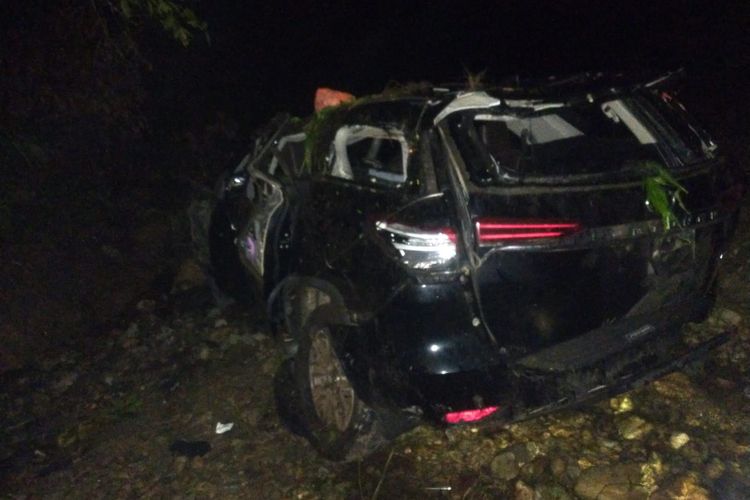 Foto : Jalan Licin, Toyota Fortuner Tergelincir Dan Terjun Ke Jurang 60 ...