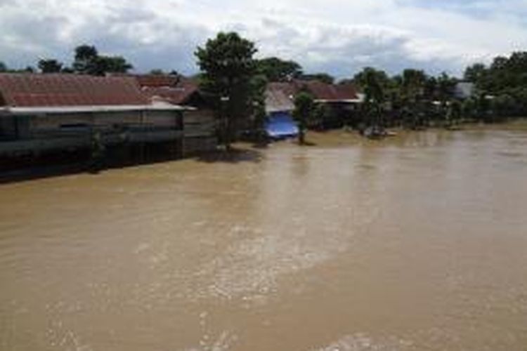 Tiga kecamatan yang berada di pesisir Danau Tempe, Kabupaten Wajo, Sulawesi Selatan terendam banjir akibat banjir kiriman dari kabupaten tetangga. Senin (20/01/2014).