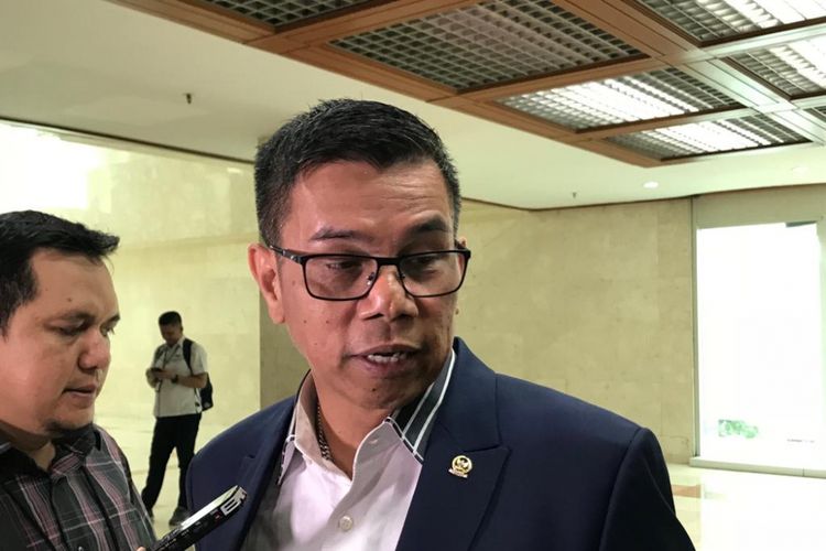 Anggota Komisi III DPR RI Hinca Panjaitan saat ditemui wartawan di Kompleks Parlemen, Senayan, Jakarta, Senin (23/7/2018). 