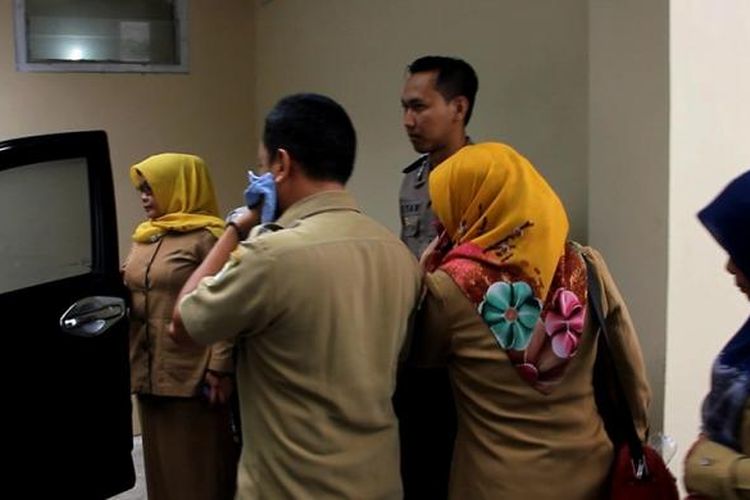 Tim Saber Pungli Kabupaten Cirebon membawa lima petugas, 3 PNS, 1 Honorer, dan 1 Kadus, terduga pelaku pungtan liar Disdukcapil, Selasa (14/2/2017). Modusnya, mereka mempercepat proses pembuatan akta kelahiran dan akta kematian dengan tarif sekitar 50 ribu rupiah perakta. Tim saber pungli masih mendalami kasus tersebut.