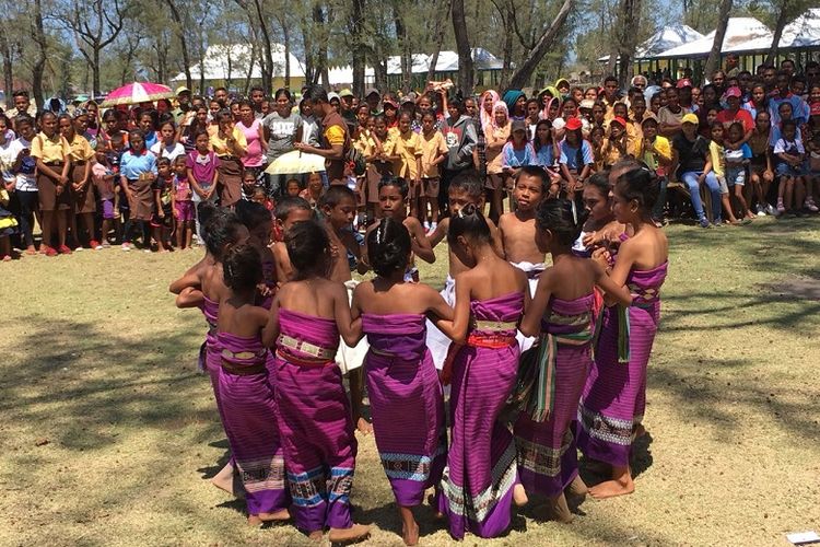 Jumat (24/8), Kementerian Pariwisata menyelenggarakan festival bertajuk Wonderful Indonesia di Pantai Motadikin yang berada di Kabupaten Malaka, Nusa Tenggara Timur (NTT). Acara dimulai pukul 8 pagi yang diawali dengan senam bersama dipandu oleh instruktur profesional.