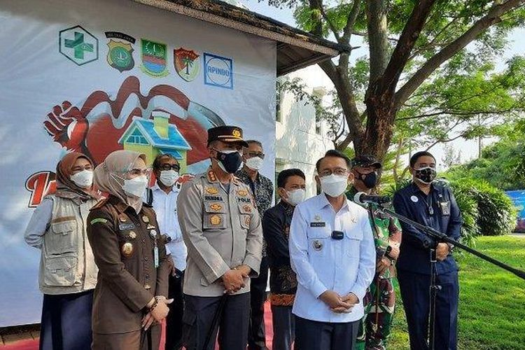 Penjabat Bupati Bekasi Dani Ramdan membuka langsung tempat isolasi terpusat di Perumahan mewah Beverly Hills Jababeka, Cikarang, bersama Forum Pimpinan Komunikasi Daerah (Forkopimda), Rabu (28/7/2021). 