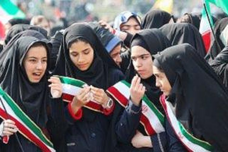 Remaja putri Iran ambil bagian dalam pawai di Lapangan Kebebasan Teheran untuk memperingati 35 tahun Revolusi Islam Iran, Selasa (11/2). Peringatan revolusi yang menggulingkan Shah Iran itu bersamaan dengan meningkatnya pamor Iran setelah kesepakatan pembatasan program nuklir yang bersejarah. 