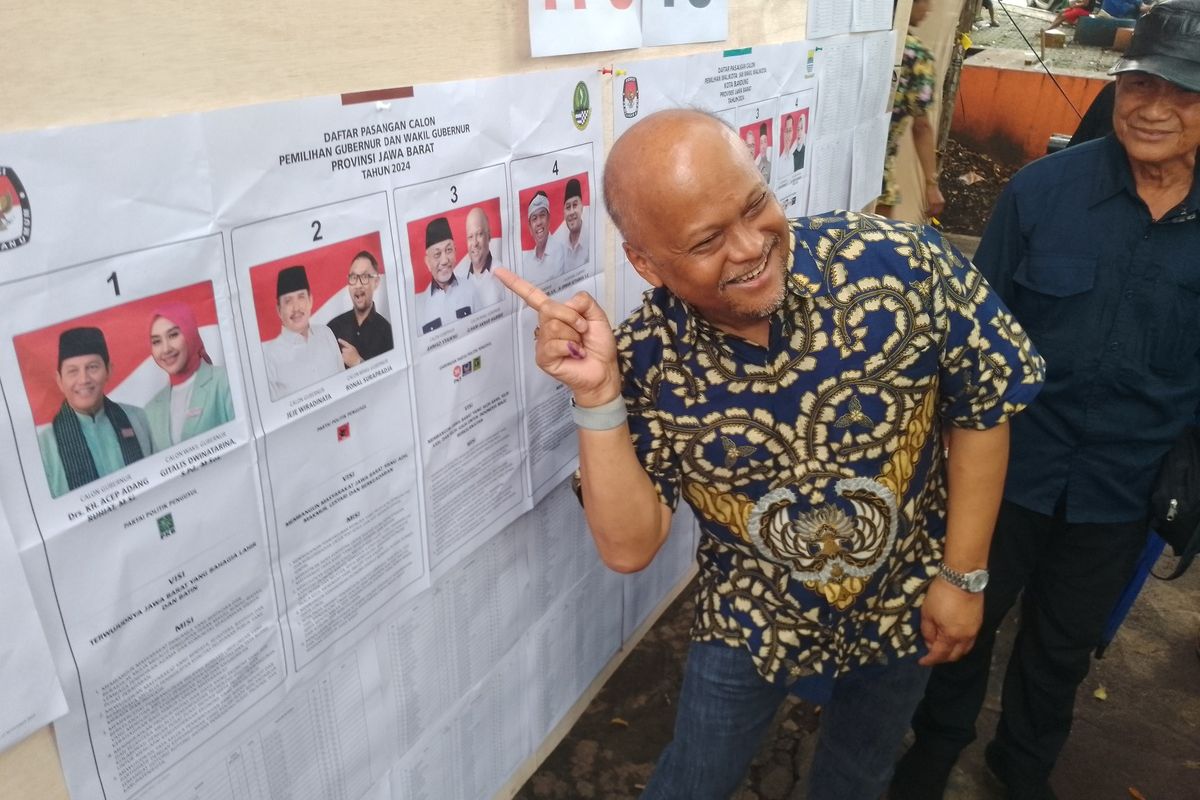 Cawagub Jabar nomor urut 3, Ilham Habibie saat menunjukan foto pasangan Ahmad Syaikhu-Ilham Habibie pada kertas suara Pilkada Jabar 2024 di TPS 18, Kelurahan Ciumbuleuit, Kecamatan Cidadap, Kota Bandung, Rabu (27/11/2024).