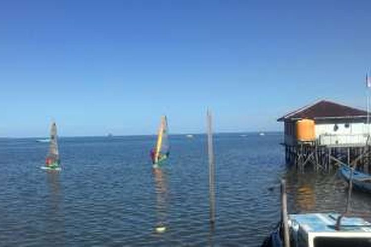 Selain berlatih perahu layar, Tanjung Batu juga jadi tempat latihan atlet selancar angin.