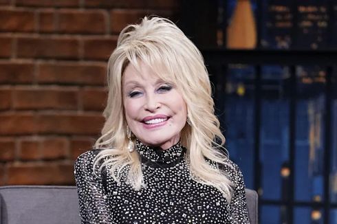 Dolly Parton Unjuk Tampilan Khas Saat Rayakan Ultah ke-76